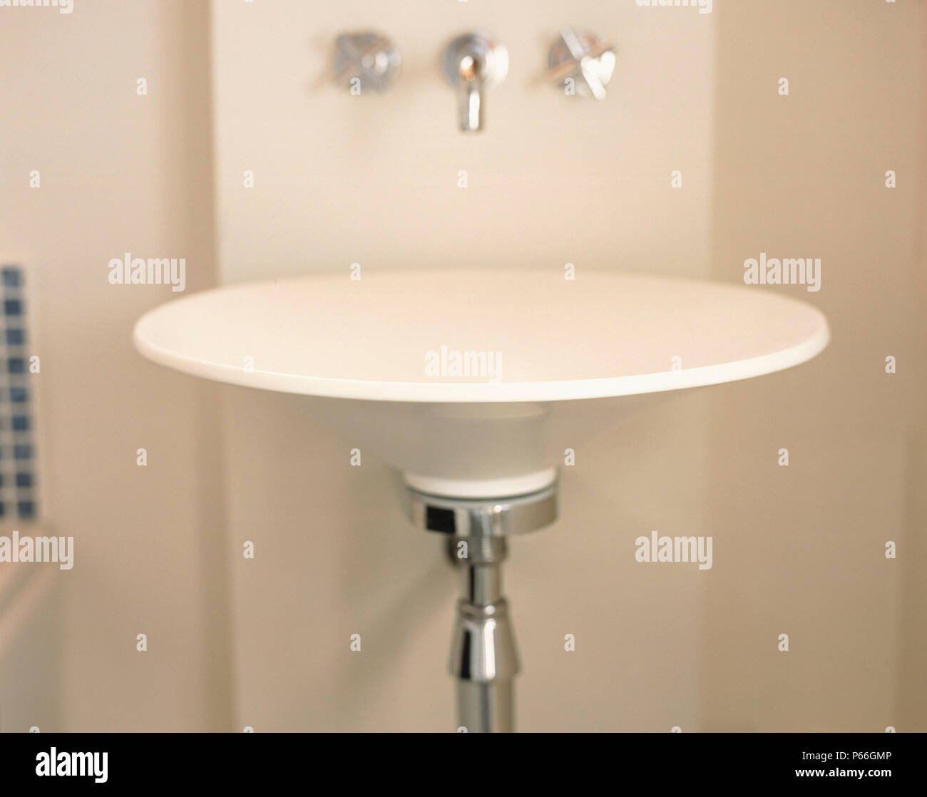 Mostrar casa, cuarto de baño equipado con un moderno lavabo redondos Foto de stock
