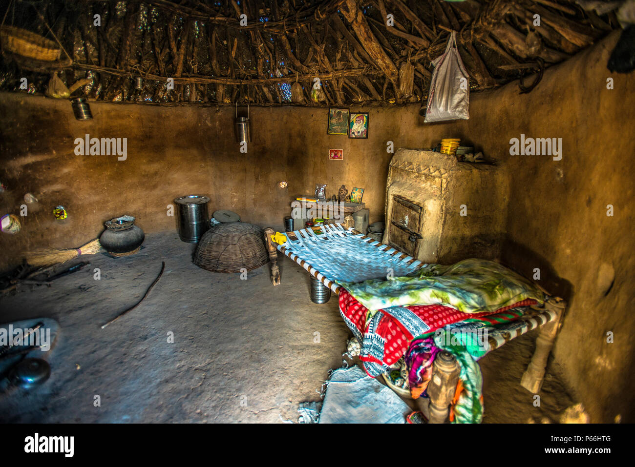 La India Rajasthan la vida de aldea en el desierto de Thar. Una choza de barro tribal Foto de stock