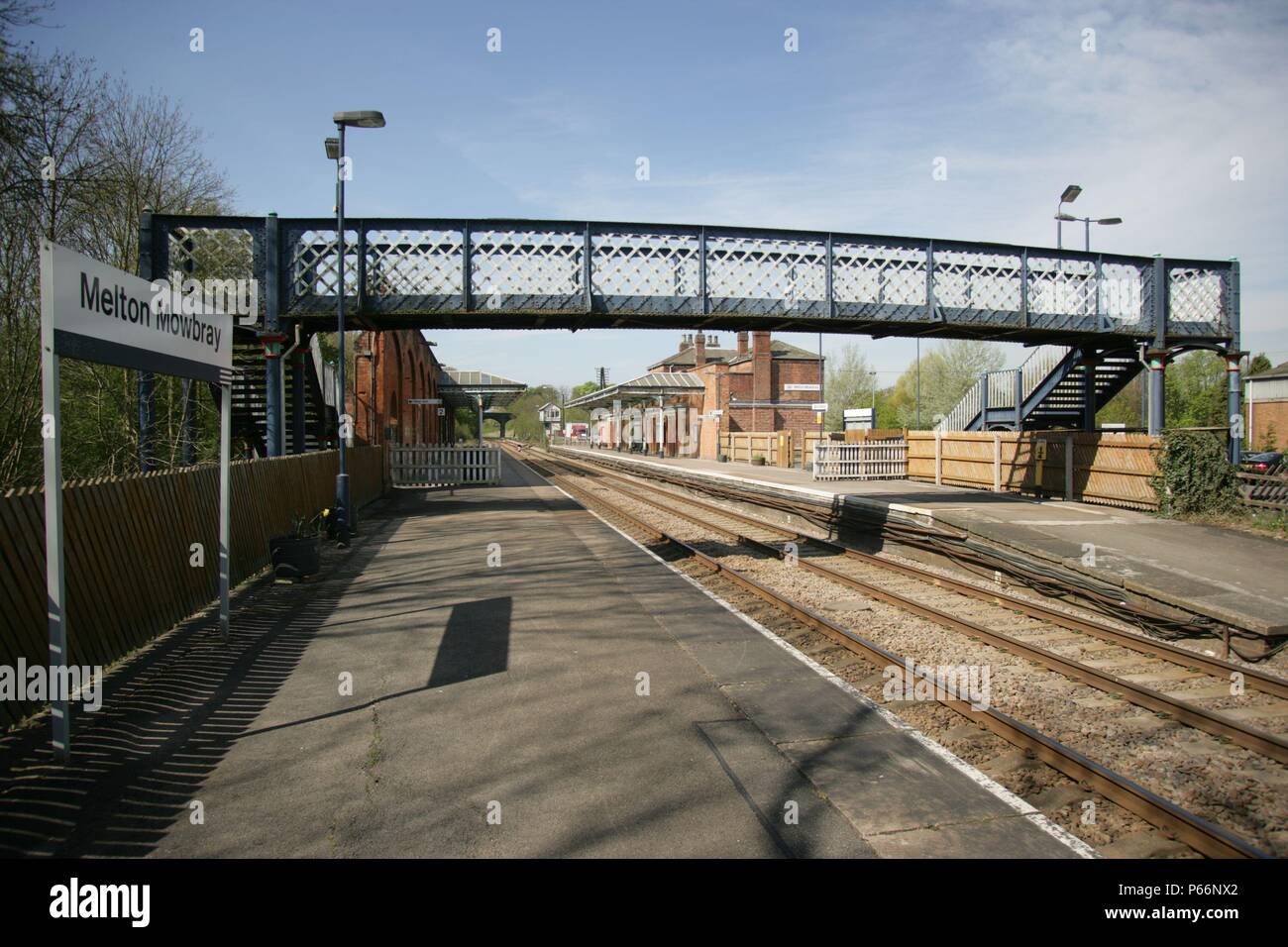 Vista general de plataformas de estación de Melton Mowbray, Leicestershire mostrando pasarela y plataforma de señalización. 2007 Foto de stock
