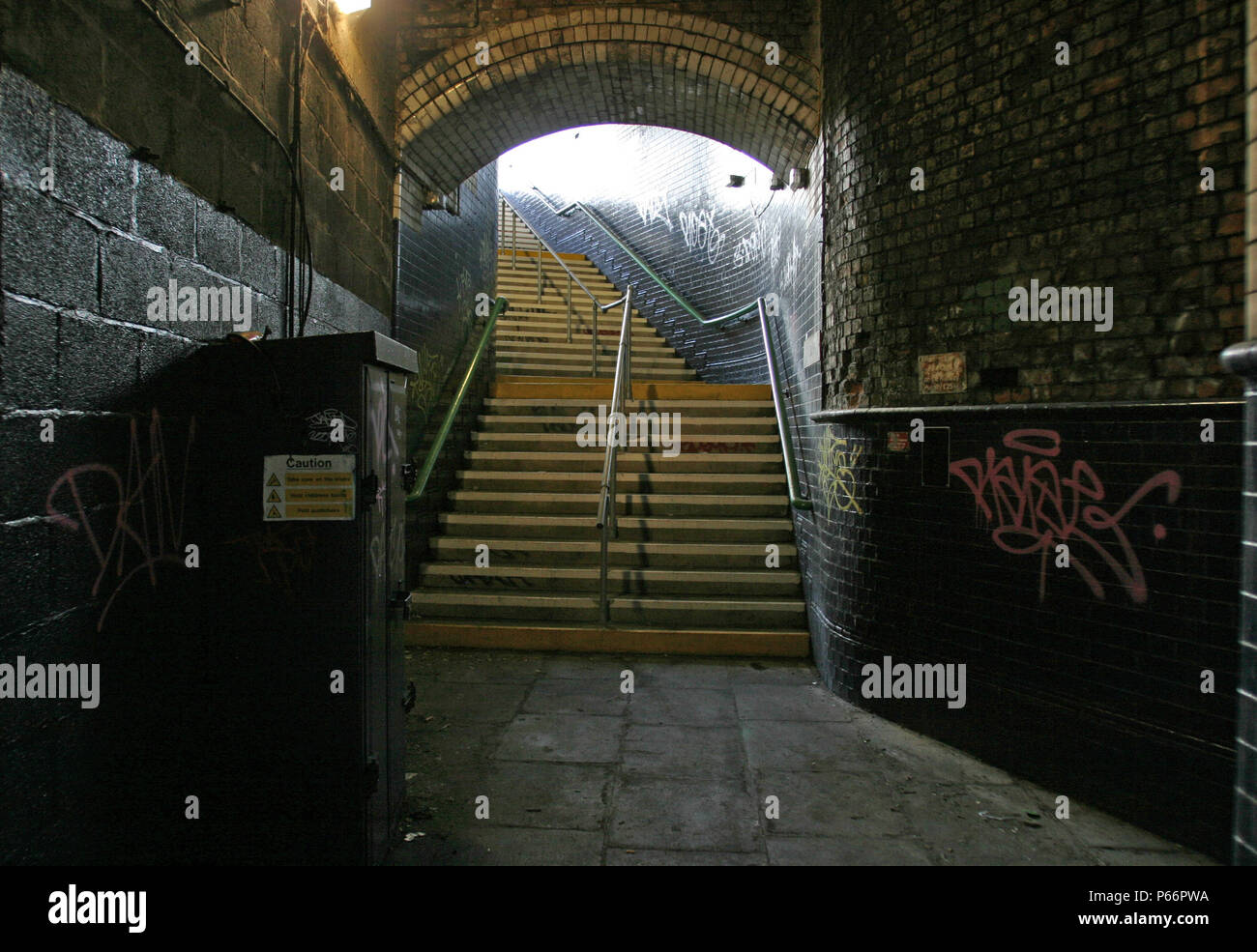 Graffiti garabateado paredes en el paso peatonal subterráneo en Bordesley estación, Birmingham. 2007 Foto de stock
