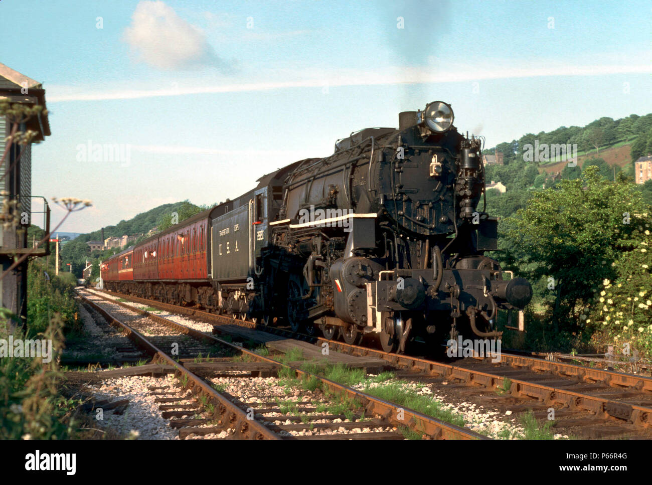 K. & W.V.R. Big Jim, ex Ferrocarriles del Estado polaco 2-8-0, hace una poderosa visión en bucle Damens permanente con el último tren del día. 09.07.1978. Foto de stock