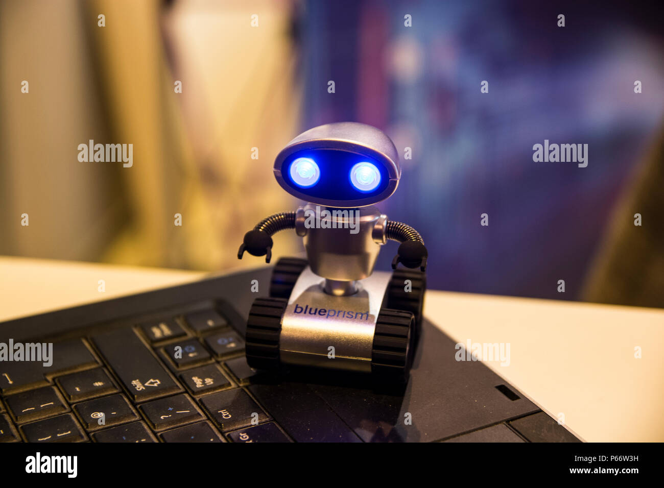 Un pequeño robot de juguete sobre un teclado en GR-EX (Global Robot Expo),  cumbre europea e internacional en el campo de la robótica Fotografía de  stock - Alamy