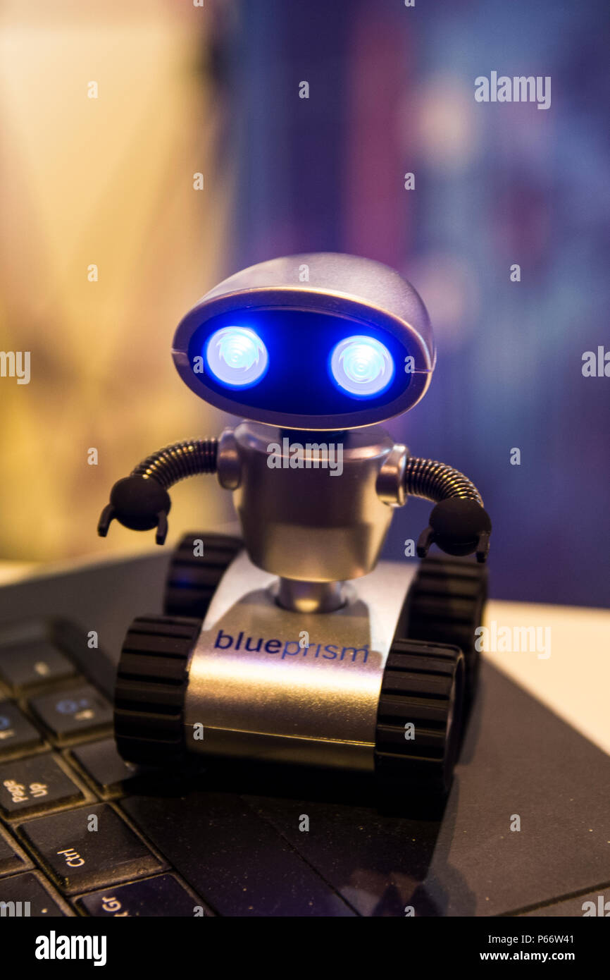 Un pequeño robot de juguete sobre un teclado en GR-EX (Global Robot Expo),  cumbre europea e internacional en el campo de la robótica Fotografía de  stock - Alamy