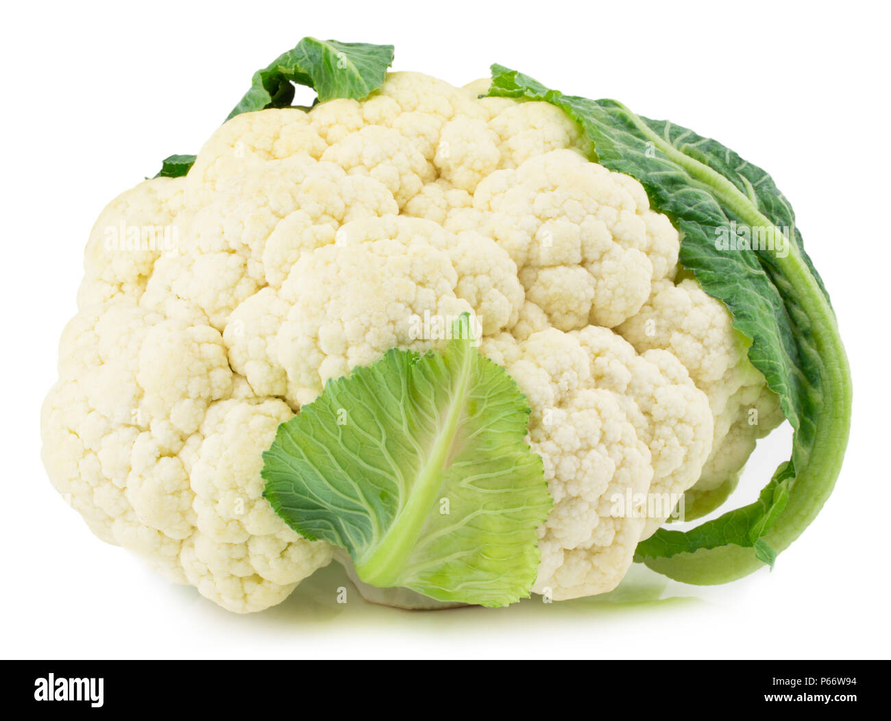 Coliflor fresca aislado sobre fondo blanco con trazado de recorte. Foto de stock