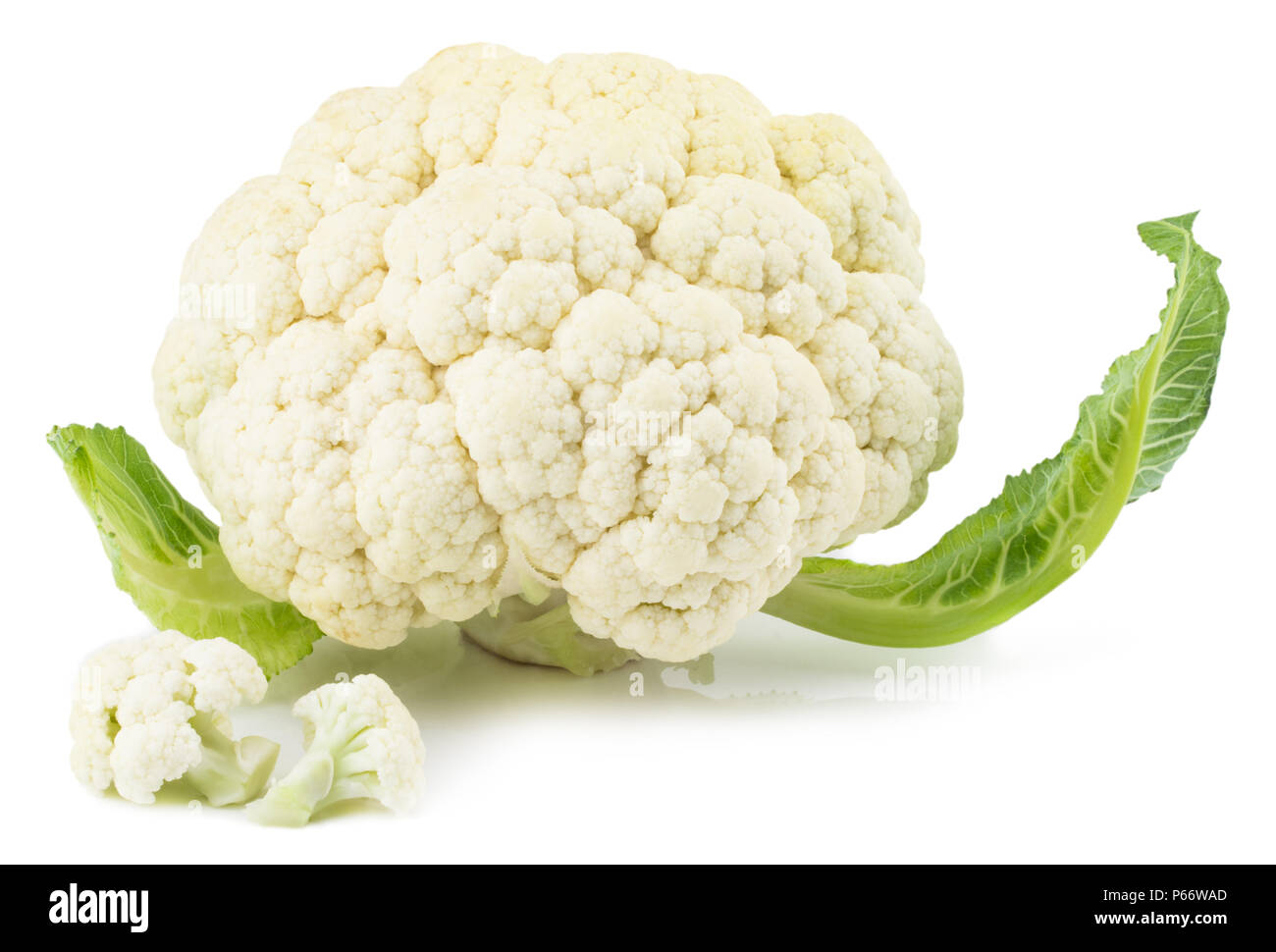 Coliflor fresca aislado sobre fondo blanco con trazado de recorte. Foto de stock