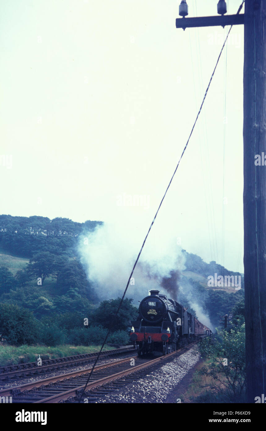 Un fin de vapor especial encabezada por dos negros cinco 4-6-0s al final de la línea principal de vapor británico en agosto de 1968. Foto de stock