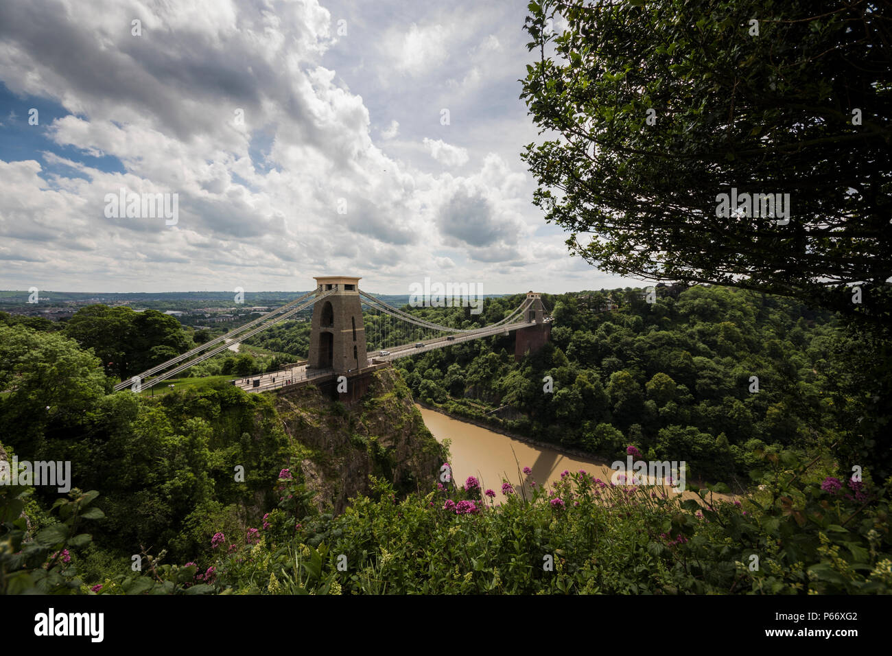 Clifton Suspension Bridge en verano Foto de stock