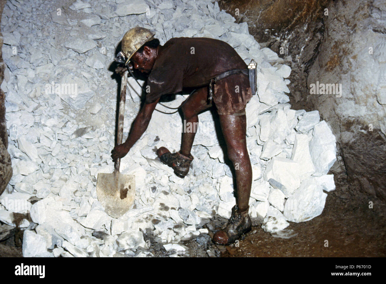 El origen mineral aurífera 5000 pies abajo el anticipo, el eje en el nivel  50 en Obuasi (AGC) de la mina de oro de Ghana Fotografía de stock - Alamy