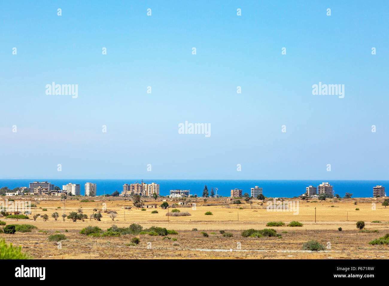 Ver en el noreste de la frontera griega en Chipre hacia la ciudad fantasma de Famagusta, ocupada por los turcos desde 1974, a través de la "No Man's Land' Foto de stock