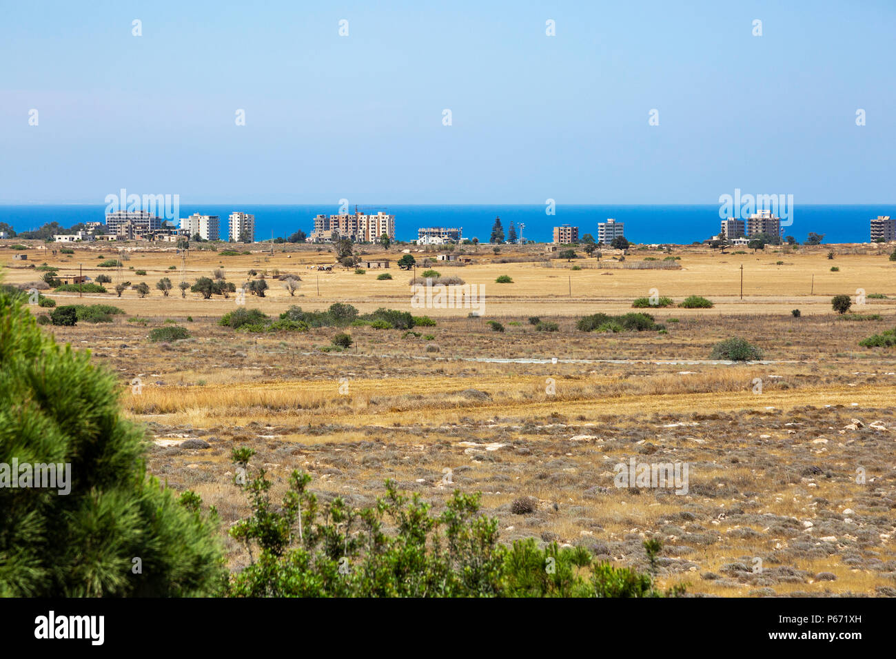 Ver en el noreste de la frontera griega en Chipre hacia la ciudad fantasma de Famagusta, ocupada por los turcos desde 1974, a través de la "No Man's Land' Foto de stock