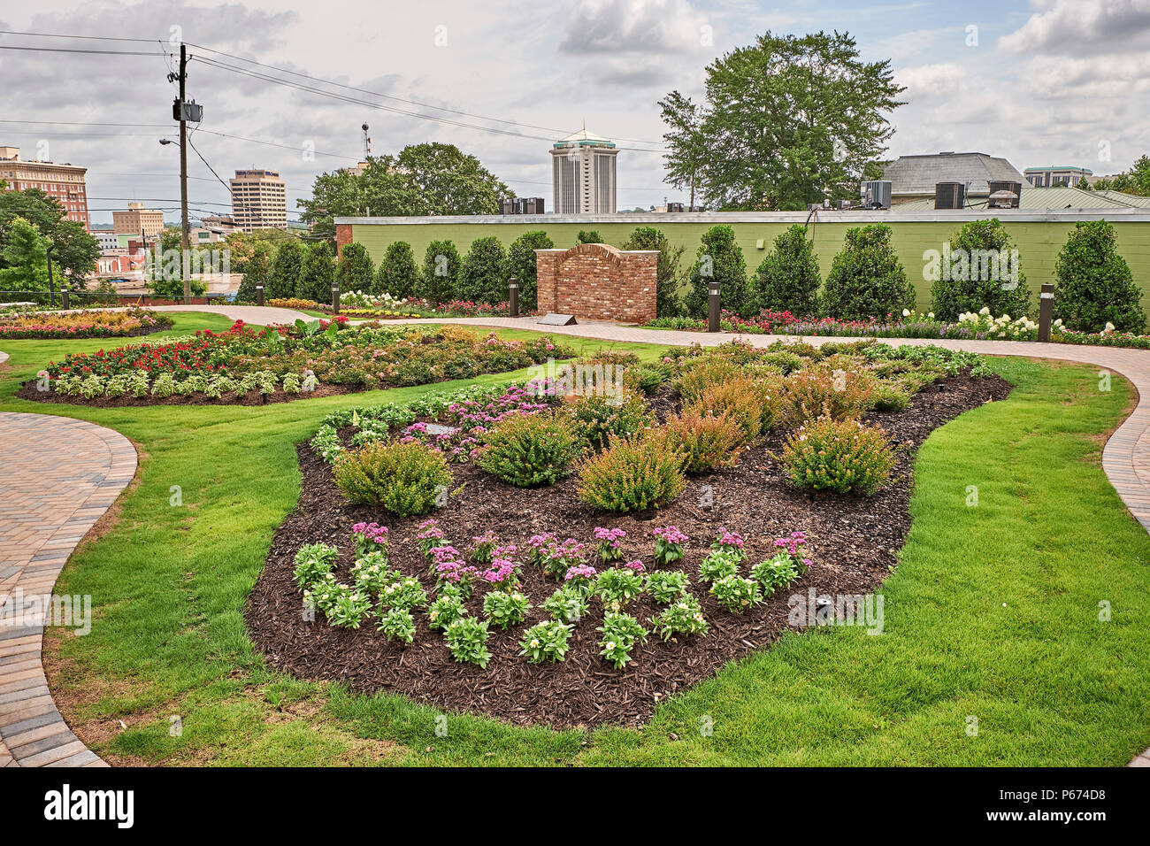 Los jardines y el muro de la memoria en el Memorial Nacional para la paz y la justicia, museo y monumento en Montgomery, Alabama, EE.UU., un hito de los derechos civiles. Foto de stock
