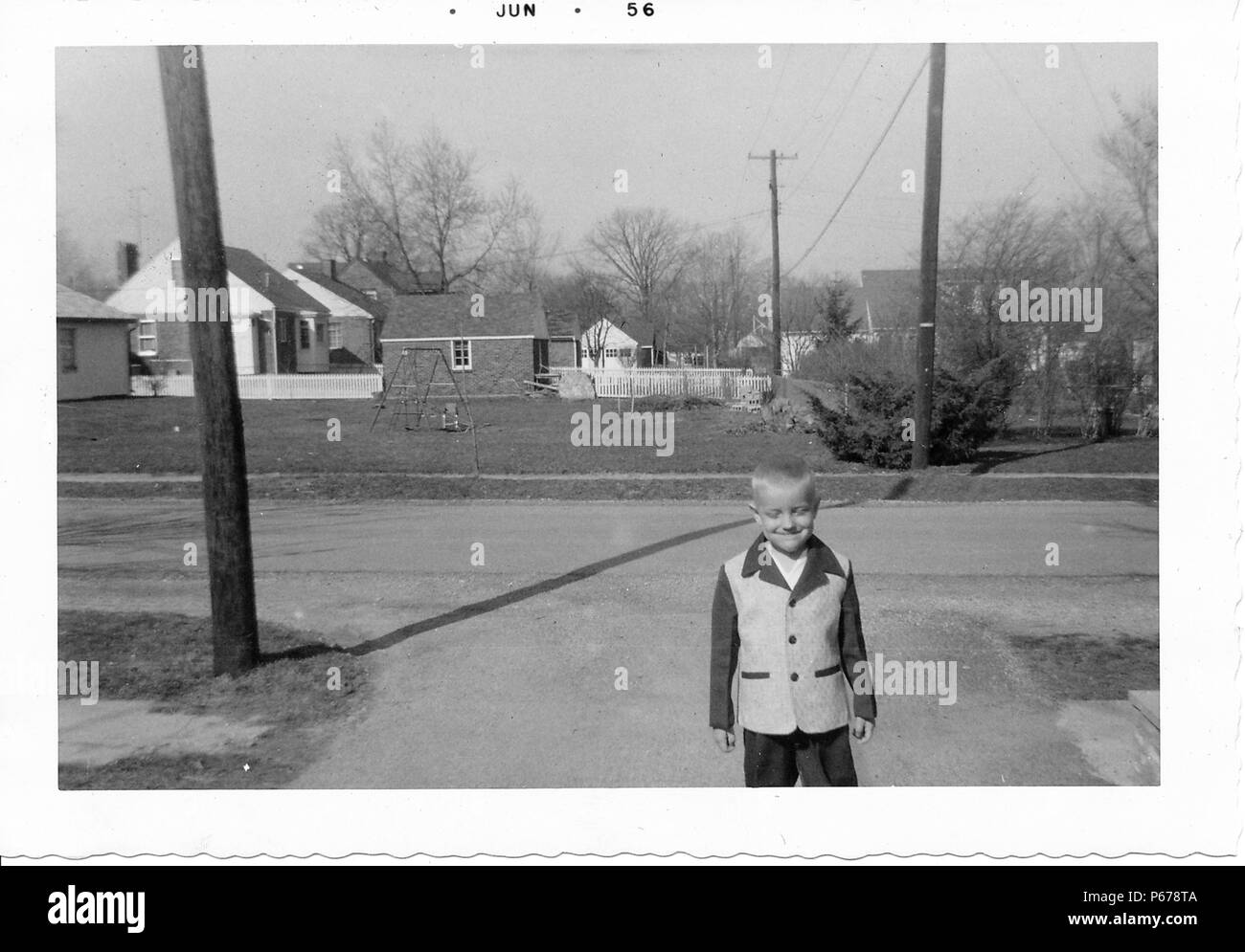 Fotografía En Blanco Y Negro Mostrando Un Muchacho Con El
