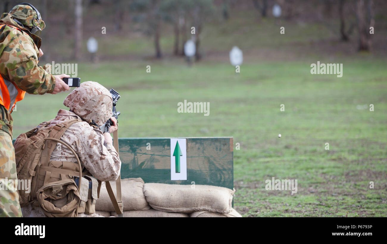 El Sargento. Eric Hoyle, un competidor con el equipo de filmación del Marine Corps, incendios rondas a objetivos situados en el límite de vegetación arbórea en el ejército australiano habilidad en armas en 2016 Reunión Puckapunyal Zona Militar, Victoria, Australia, 14 de mayo de 2016. La competencia presenta desafíos tales como una carrera de obstáculos y barricade partidos a lo largo de la duración de la segunda semana. Foto de stock