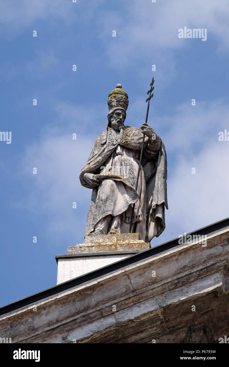 Santo Papa Celestino, estatua en la fachada de la Catedral de Mantua dedicada a San Pedro, Mantua, Italia Foto de stock