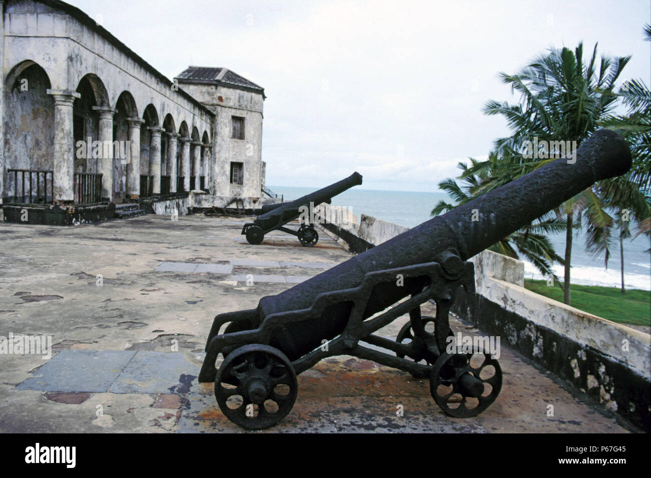Fort esclavas de Gold Coast. Los cañones en Elmina Castle la vil esclavitud fort de esclavo que fueron enviados al Nuevo Mundo durante los siglos 18/19. Sund Foto de stock