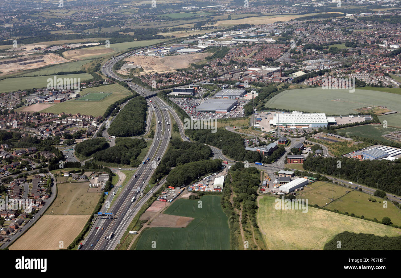 Vista aérea de la intersección 28 de la autopista M62 en Morley, Leeds Foto de stock