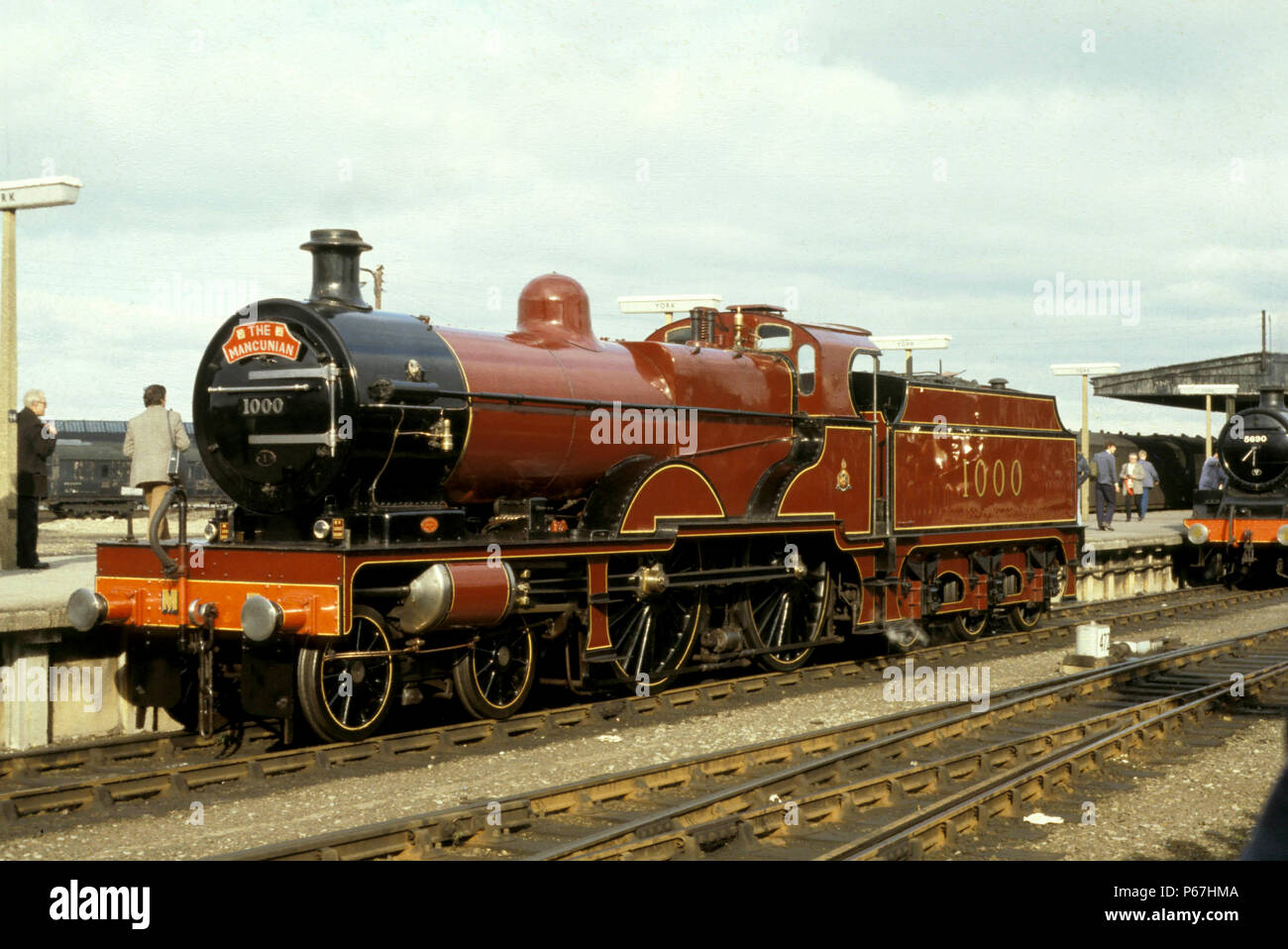 Un antiguo ferrocarril Midland 4-4-0, compuesto de tres cilindros de clase  4P piloteando un tren de doble cabeza pasado un impresionante conjunto de  semáforos señales. C1955 Fotografía de stock - Alamy