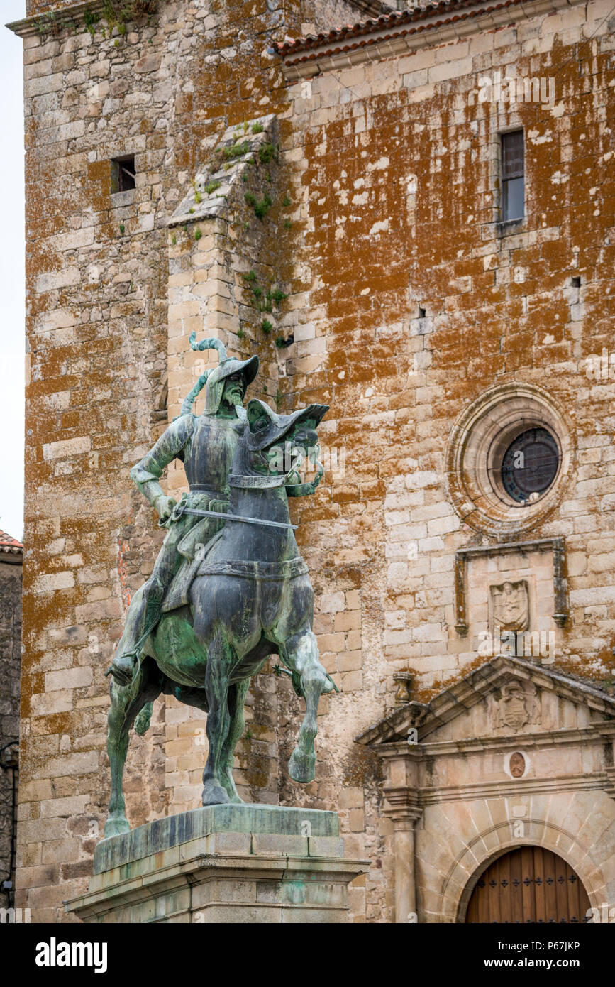 La Estatua Ecuestre De Francisco Pizarro En La Plaza Mayor De Trujillo Extremadura España 2162