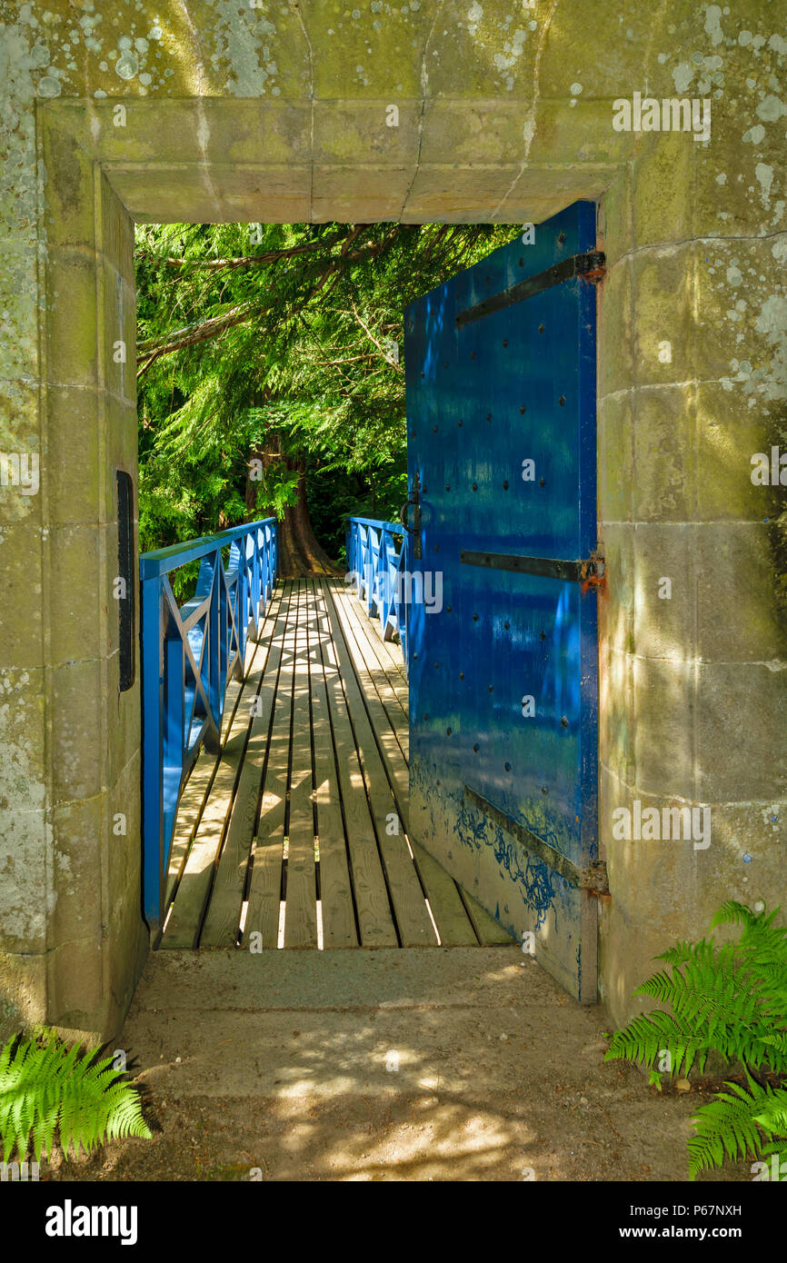 El castillo Cawdor NAIRN AZUL ESCOCIA la apertura de la puerta hacia el azul puente que cruza el río que fluye más allá del castillo Foto de stock