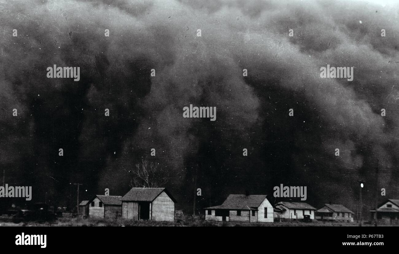 Fotografía de las nubes de polvo que cubren las praderas, durante las grandes depresiones de América. Fecha 1935 Foto de stock
