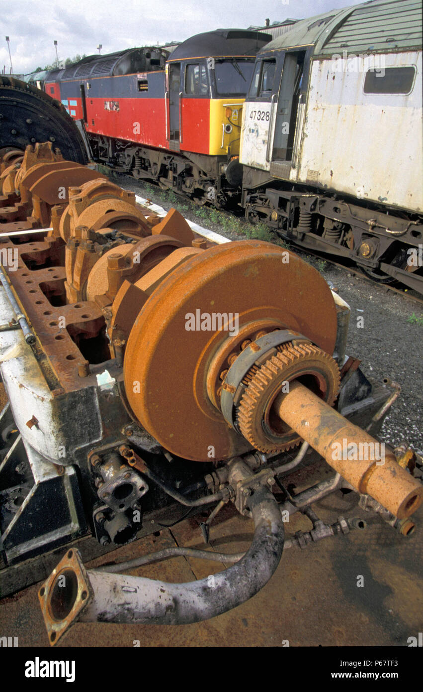 Desechado locomotoras diesel con motor de tracción en el primer plano en espera de eliminación. C2002 Foto de stock