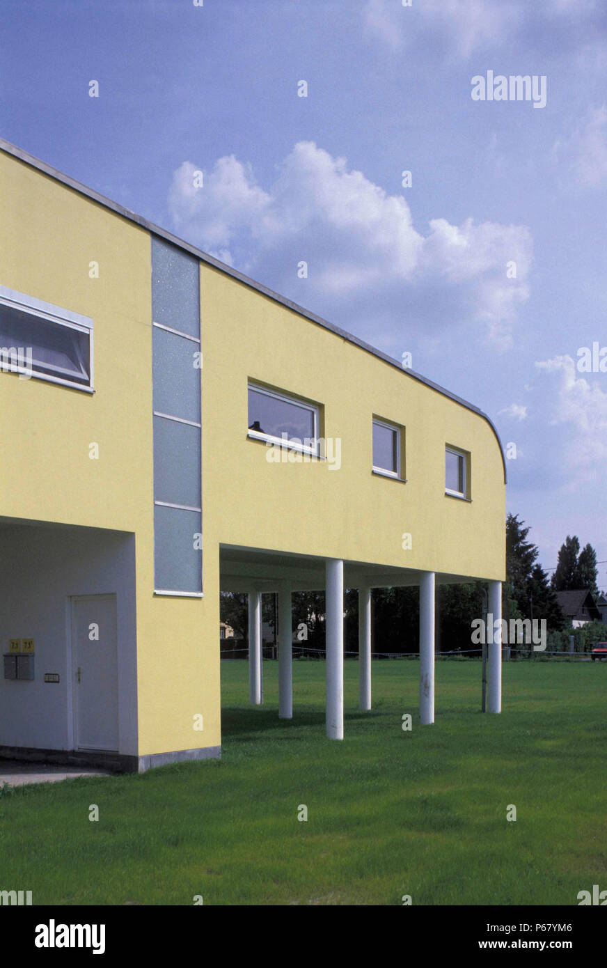 Terraza casas en Viena (Pilotengasse urbanización construida en 1992). La oferta de diseño intensificado espacio habitable, se organizan y sus su Foto de stock
