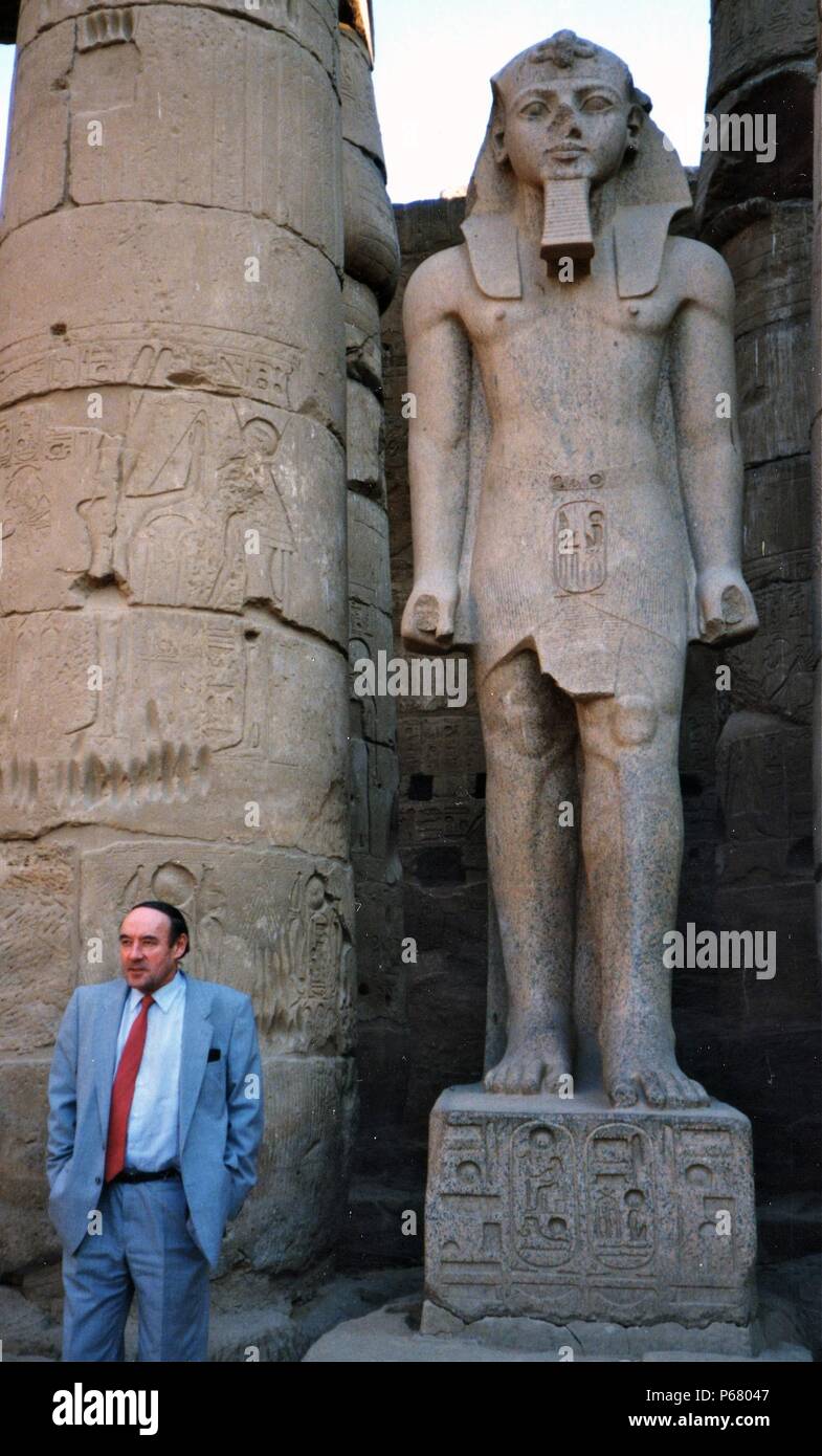 Desmnd Morris en Karnak, Luxor, Egipto. 1990. Foto de stock