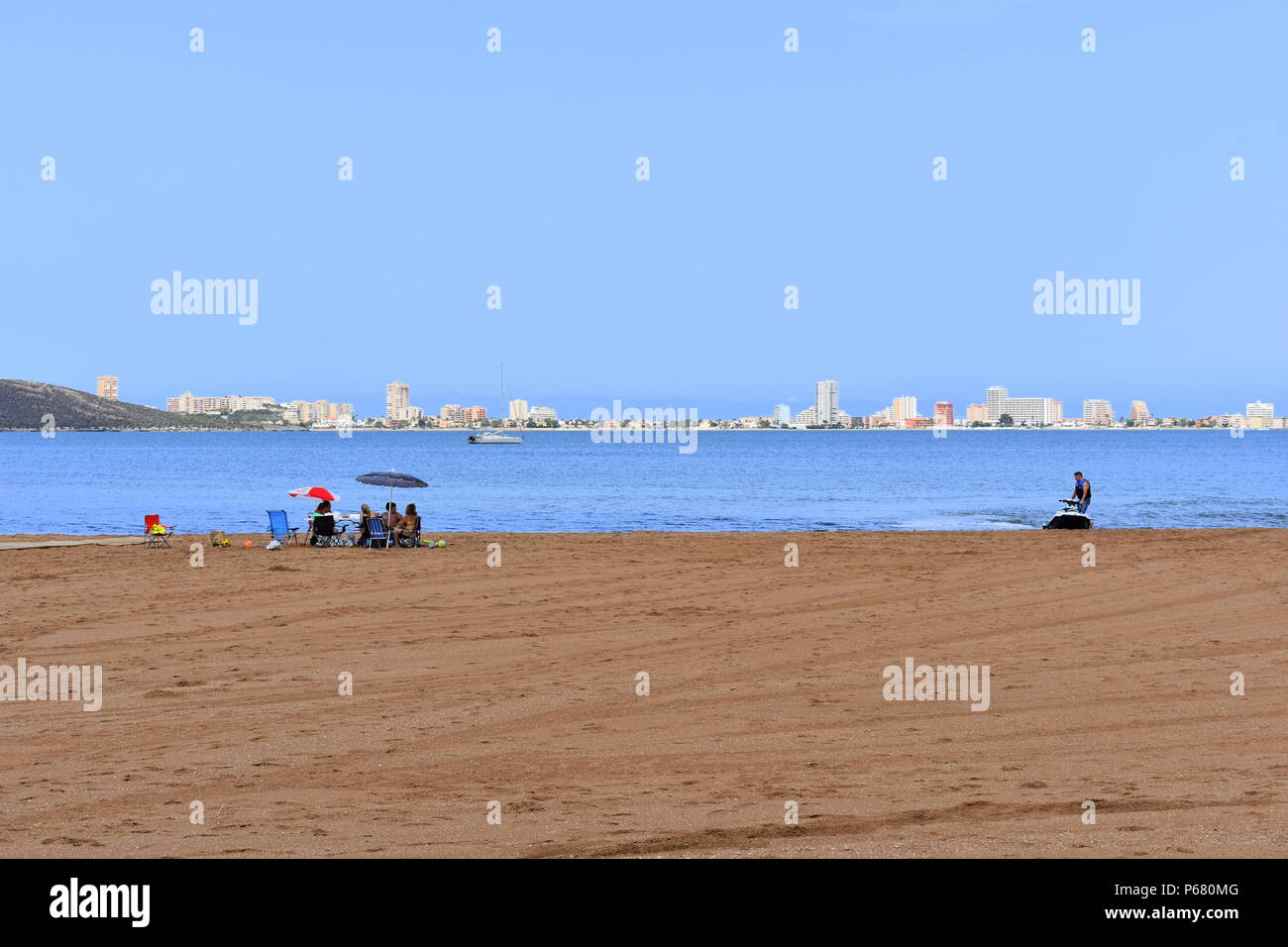 La playa de Mar de Cristal, en el Mar Menor, con La Manga en el fondo,  Murcia, España Fotografía de stock - Alamy
