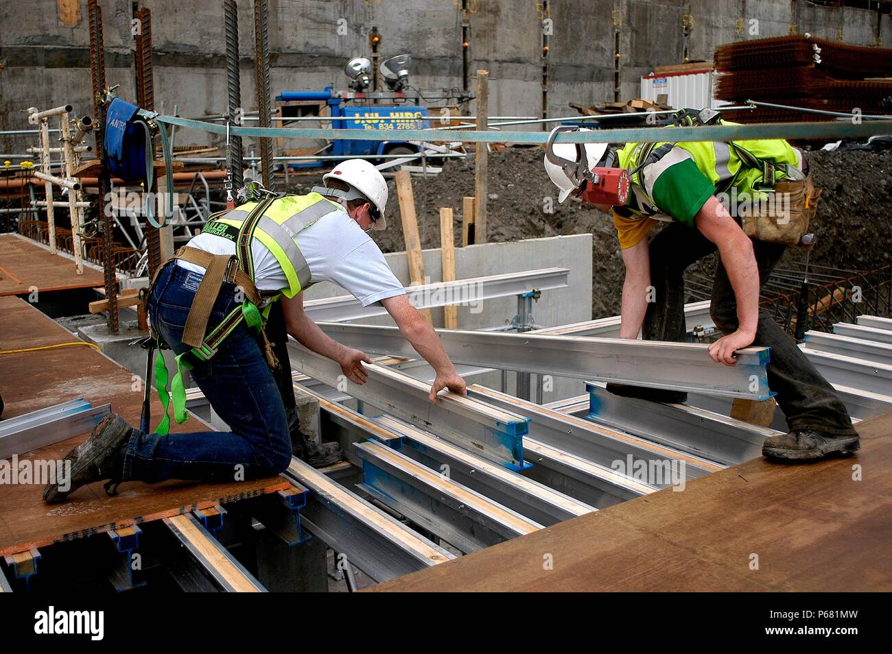 "Los trabajadores de la construcción colocando pisos en sitio de construcción, Londres, UK' Foto de stock