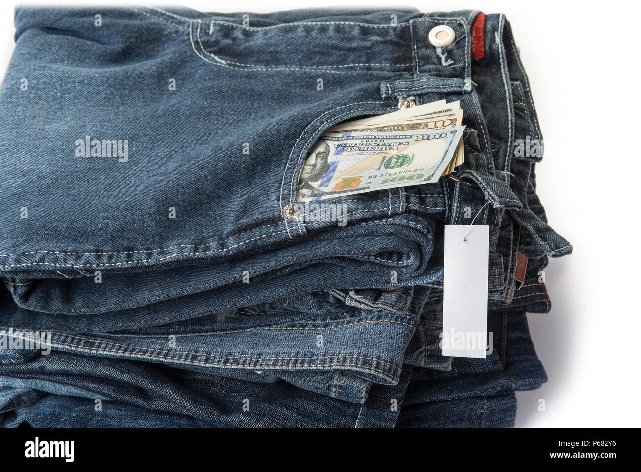 Montón de blue jeans con etiqueta de precio en blanco y los dólares de  dinero en el bolsillo Fotografía de stock - Alamy