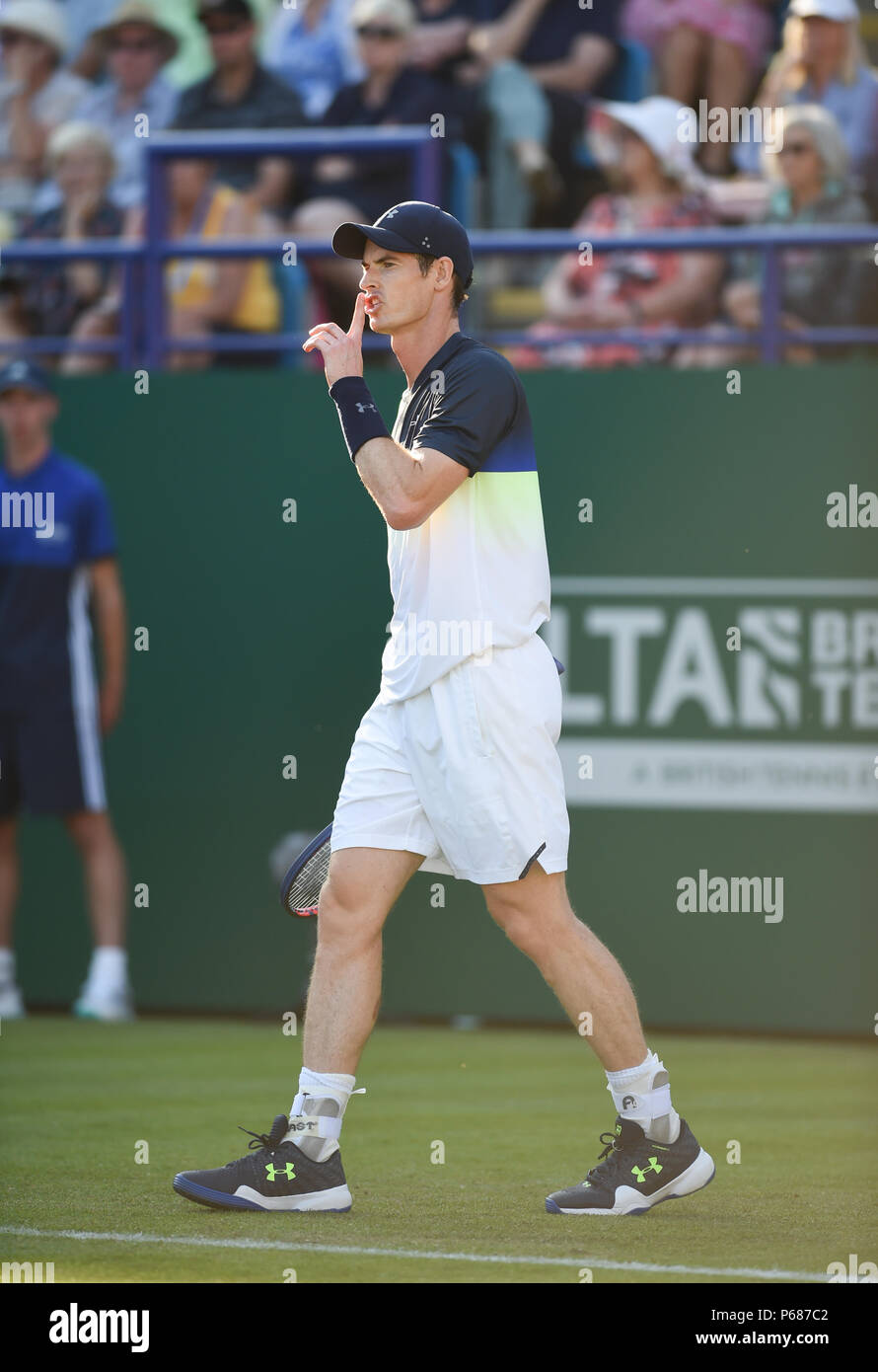 Andy Murray de Gran Bretaña hace un gesto silencioso en su partido con Stan Wawrinka de Suiza durante el torneo de tenis internacional Nature Valley en Devonshire Park en Eastbourne East Sussex, Reino Unido. El 25 de junio de 2018 Foto de stock