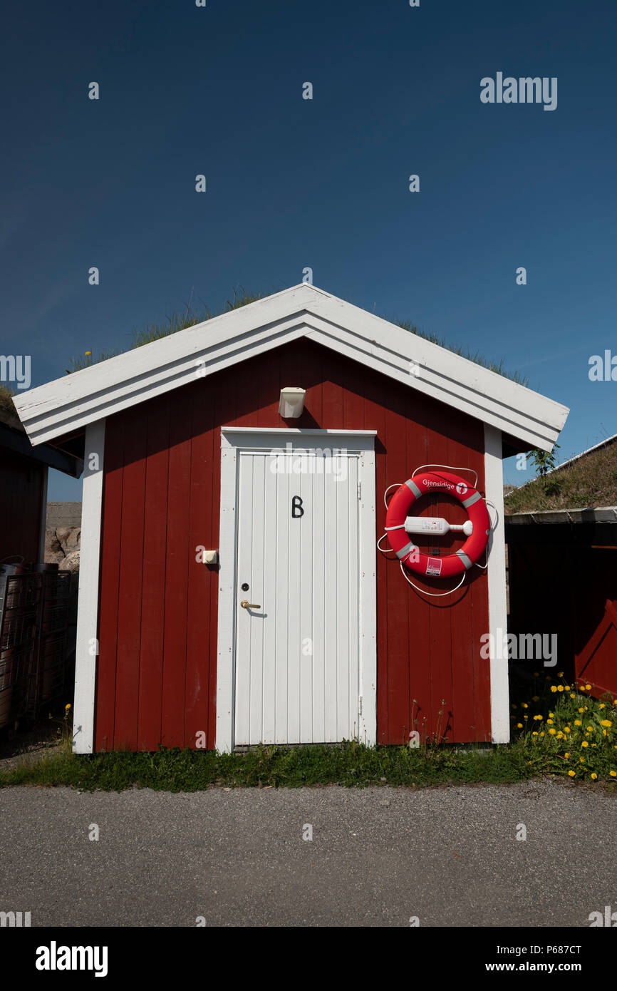 Cabaña típica roja en Noruega Foto de stock