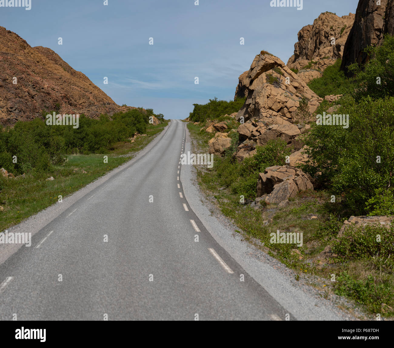 Un camino tranquilo en la isla de Leka, Noruega. Foto de stock