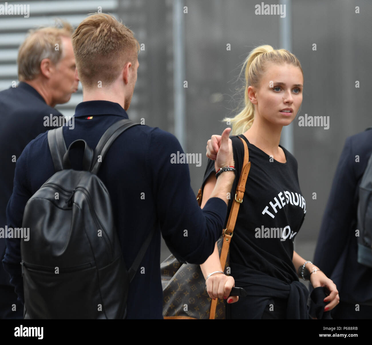 Frankfurt am Main, Alemania. El 28 de junio, 2018. Marco Reus y su novia  Scarlett Gartmann en el aeropuerto a su llegada a Frankfurt con el equipo  nacional de fútbol. Foto: Arne