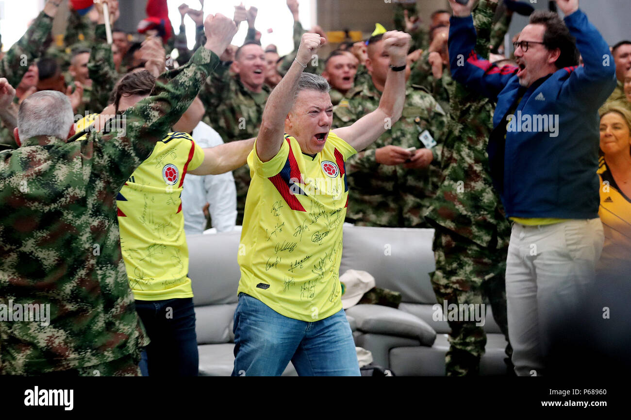 Tolemaida Colombia El 28 De Junio 18 El Presidente De Colombia Juan Manuel Santos C Y Su Hijo Esteban Santos L Atras Jubilate El Objetivo Del Equipo Nacional De Futbol De Colombia