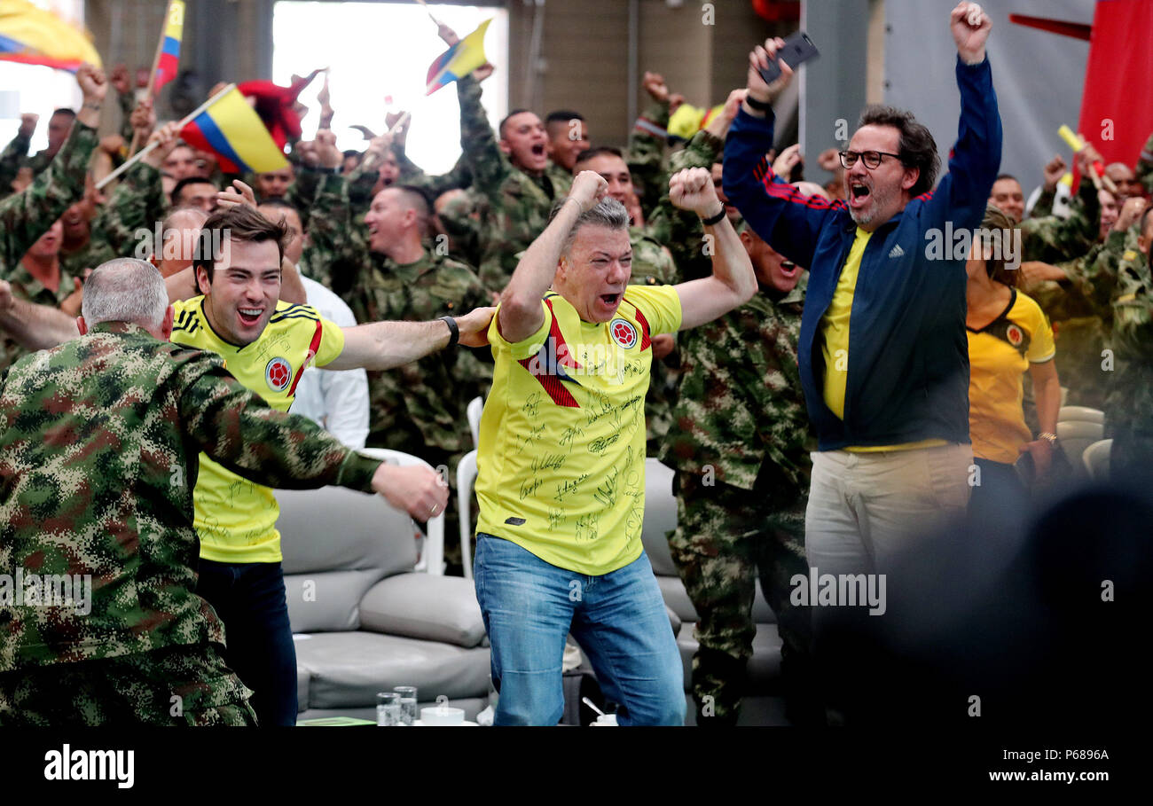 Tolemaida Colombia El 28 De Junio 18 El Presidente De Colombia Juan Manuel Santos C Y Su Hijo Esteban Santos L Jubilate El Objetivo Del Equipo Nacional De Futbol De Colombia Como