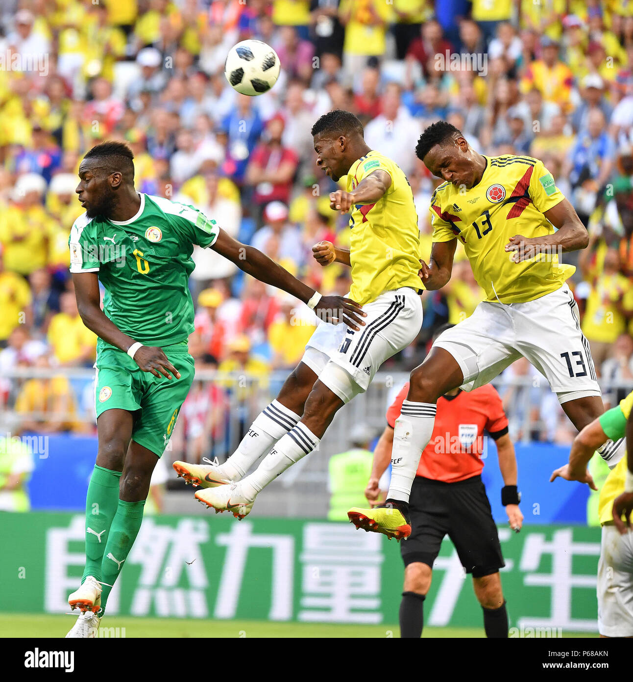 Samara Rusia El 28 De Junio 18 Salif Sane L De Senegal Compite Por Un Cabezal Durante La Copa Mundial De La Fifa 18 Grupo H Coinciden Entre Colombia Y Senegal En