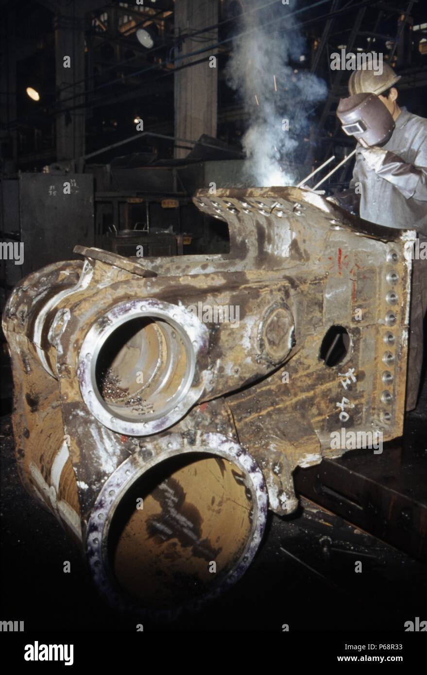 Cilindro de soldadura de la pieza fundida en Datong Locomotora trabajos en China. Foto de stock