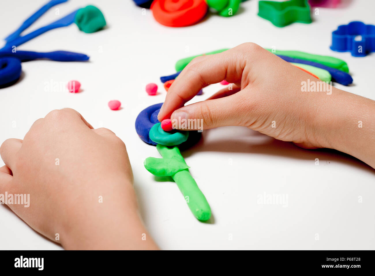 Moldeo de manos del niño plastilina o plastilina en el cuadro blanco  Fotografía de stock - Alamy
