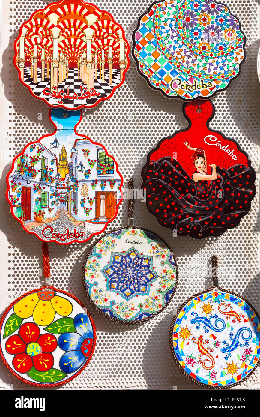 Andalucía España, vista de una muestra de coloridos platos de cerámica de recuerdo a la venta en una tienda de regalos en Córdoba (Córdoba), España. Foto de stock