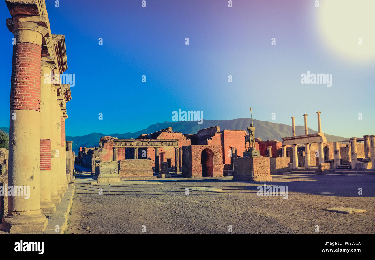 Una ciudad antigua con vistas a las ruinas de Pompeya, destruida por el Vesubio. Italia Foto de stock