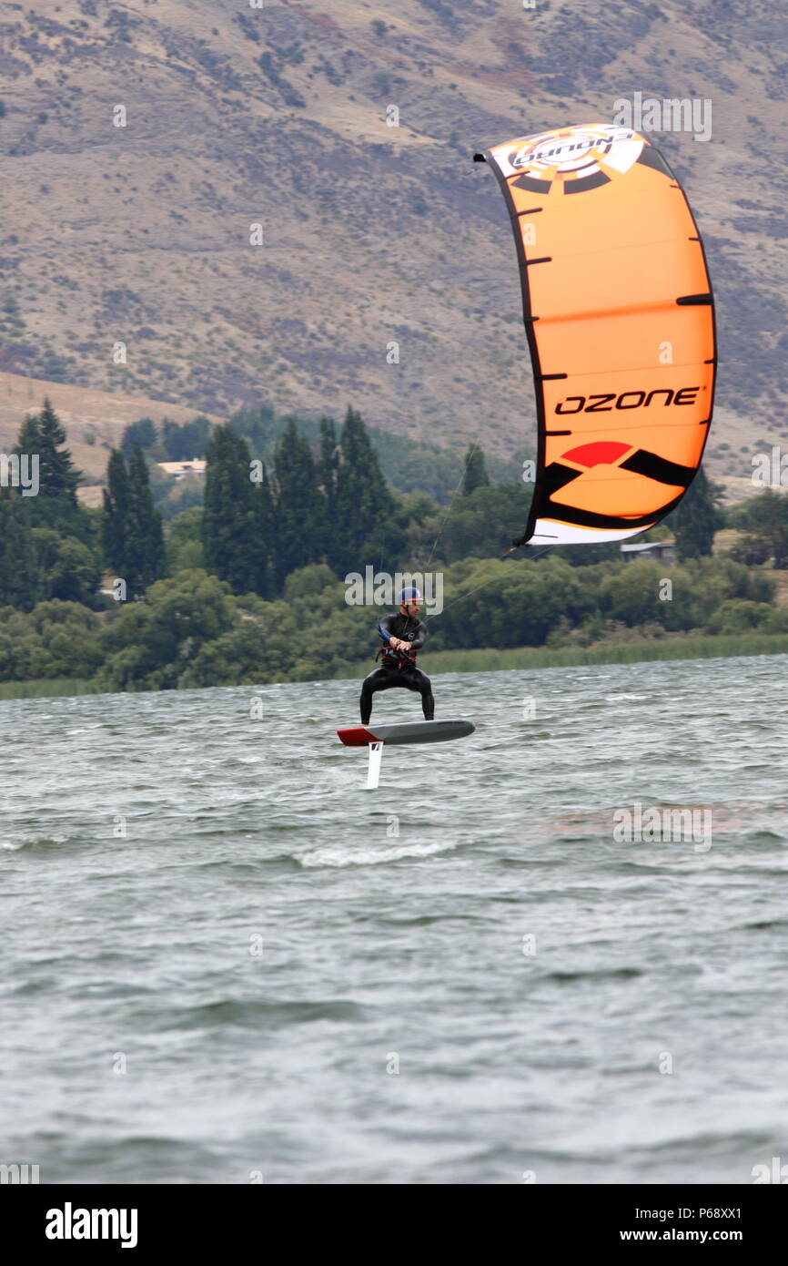 Diversión en el agua, este deporte acuático de hydro kite boarding, sobre un lago en NZ un agua extream actividad para una vacaciones de aventura deportiva Foto de stock