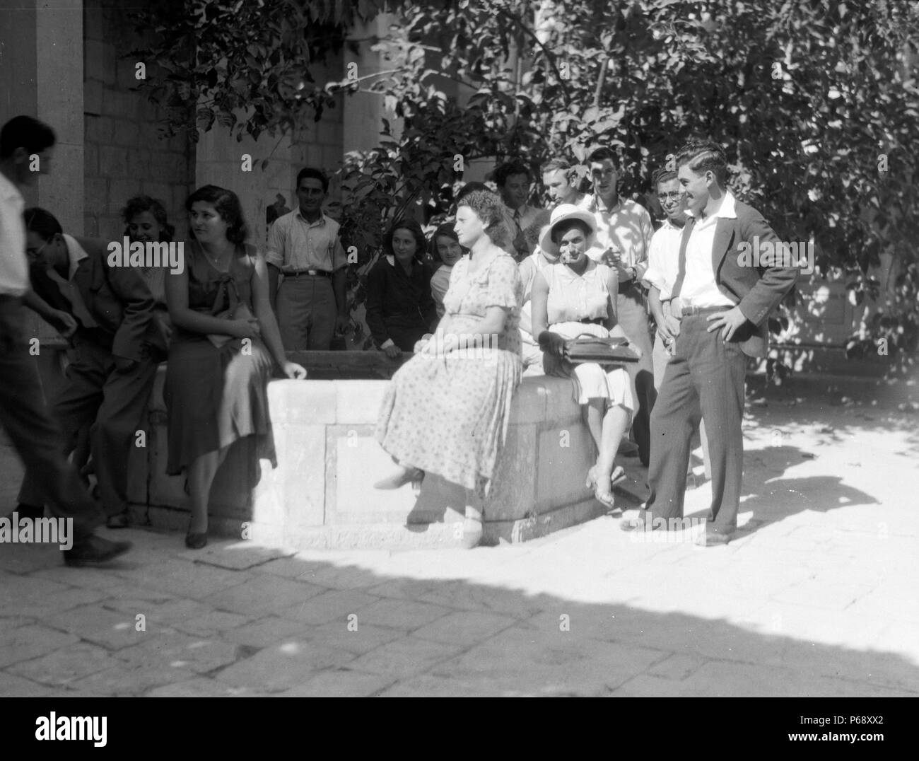 Fotografía de actividades sionistas en Palestina un grupo co-educacional en la Universidad Hebrea de Jerusalén. Fecha 1930 Foto de stock