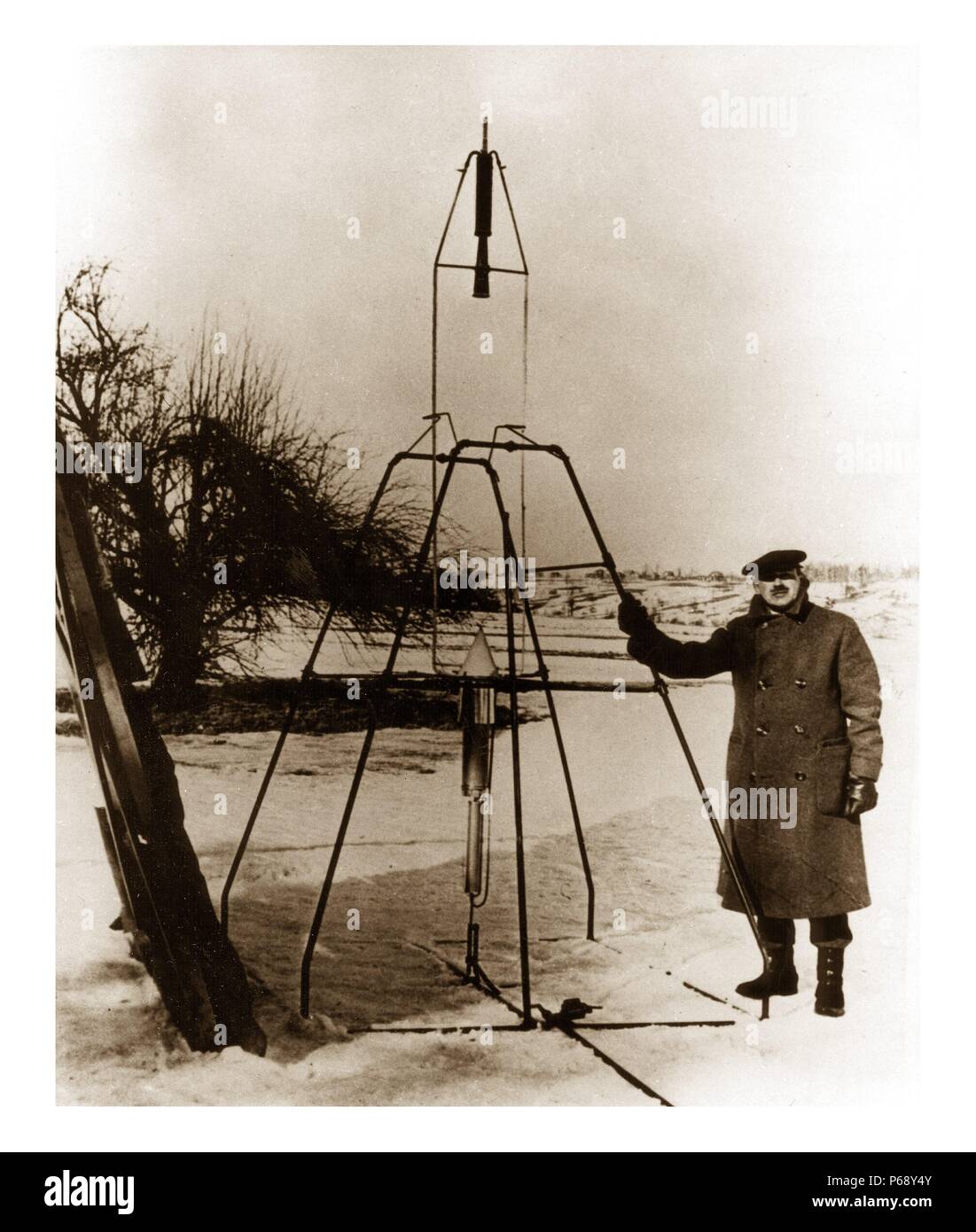 Grabado del Dr. Robert H. Goddard junto a un cohete de oxígeno líquido gasolina en Auburn, Massachusetts. Fecha 1926 Foto de stock