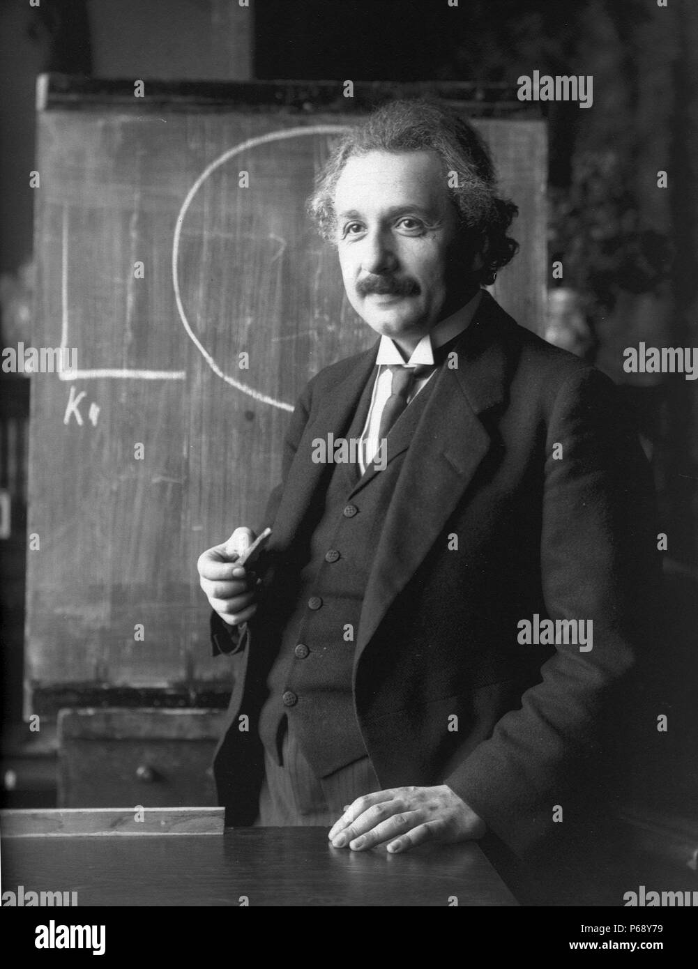 Fotografía de Albert Einstein (1879-1955) alemán de nacimiento físico teórico y filósofo de la ciencia. Fecha 1921 Foto de stock