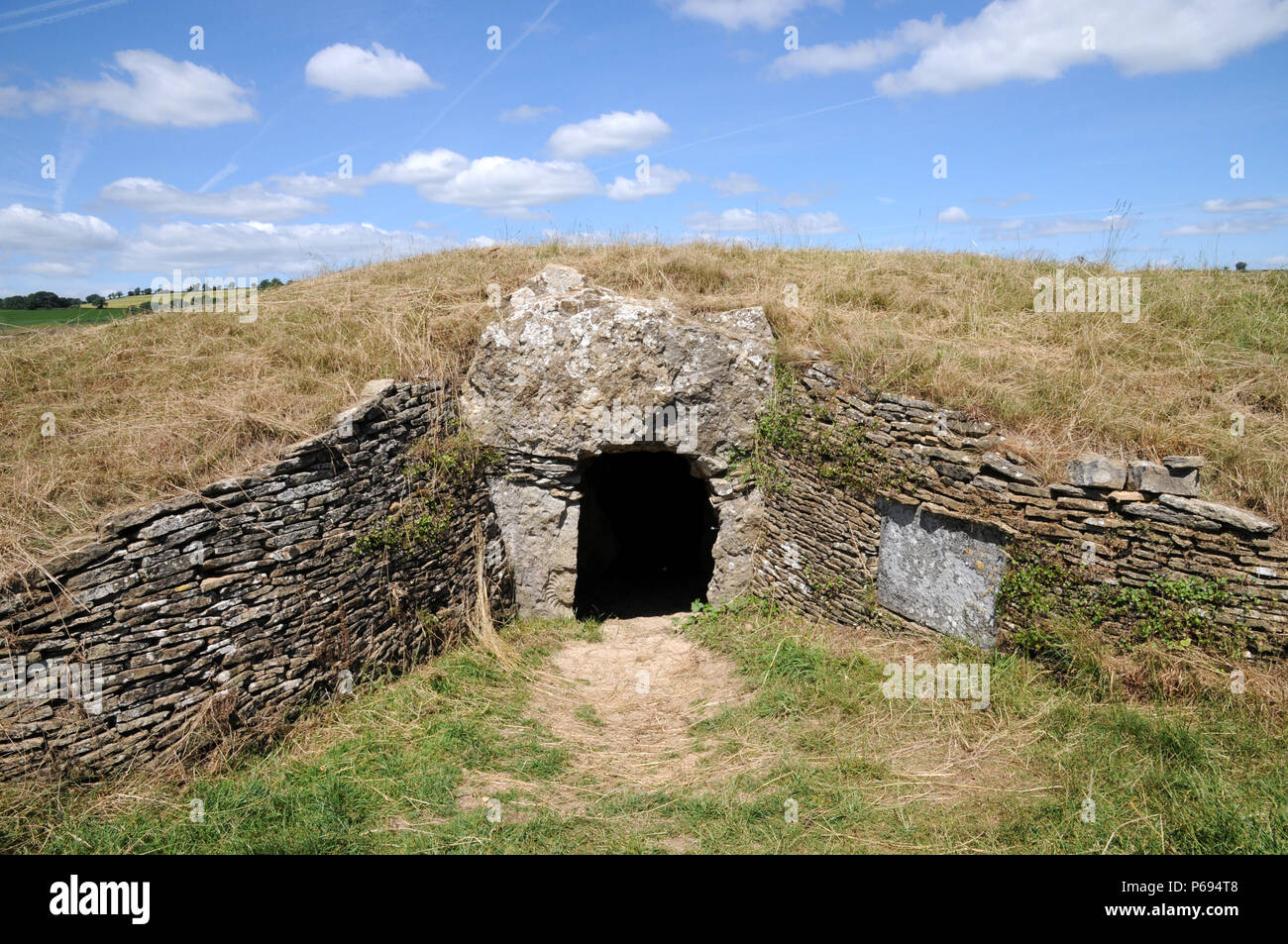 Stoney Littleton Longbarrow, cerca de Bath, en el oeste de Inglaterra, es uno de los mas finos del país accesible septadas tumbas neolíticas. Foto de stock