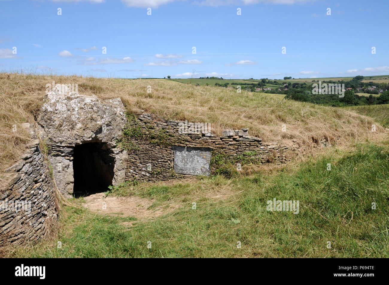 Stoney Littleton Longbarrow, cerca de Bath, en el oeste de Inglaterra, es uno de los mas finos del país accesible septadas tumbas neolíticas. Foto de stock