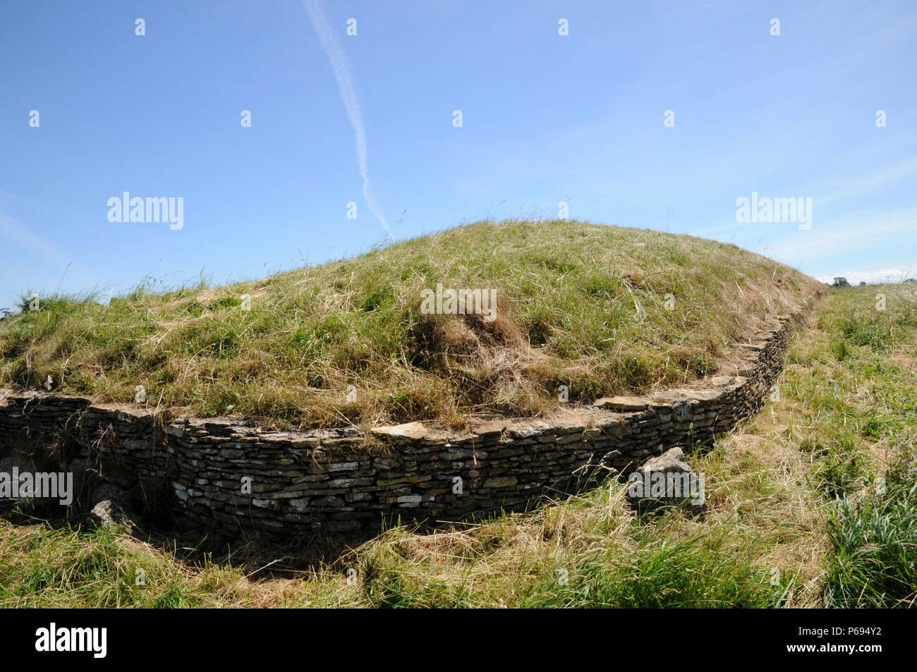 Stoney Littleton Longbarrow, cerca de Bath, en el oeste de Inglaterra, es uno de los mas finos del país accesible septadas tumbas neolíticas. Foto de stock