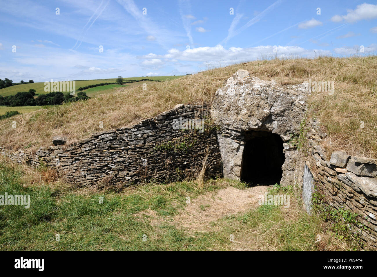 Stoney Littleton Longbarrow, cerca de Bath, en el oeste de Inglaterra, es uno de los mas finos del país accesible septadas tumbas neolíticas. Foto de stock