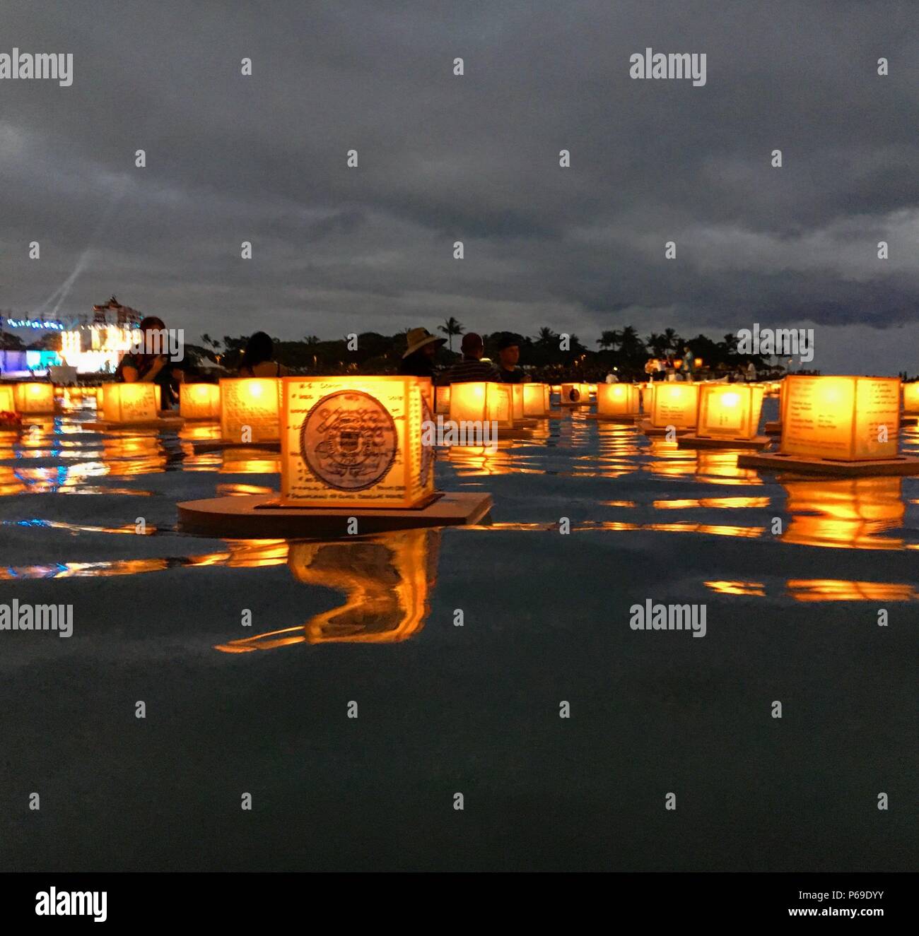 Guardacostas perdido entre 1942 y 2016 en Hawai y el Pacífico son honrados en Linterna flotante en Hawaii el Día Conmemorativo del Ala Moana Beach Park, Oahu, Hawaii. Recordar son: Maquinaria de segunda clase técnico Josué Noz, USCGC Ahi (WPB 87364), de 2016, la tripulación del III MEF Infantes de Marina 463 escuadrón de helicópteros pesados, Marine Corps Base Hawaii, de 2016, por el que hemos buscado, la tripulación de CG6505, el Servicio de Guardacostas de Estados Unidos Airsta barberos Point, de 2008, la tripulación de CG1420, la estación aérea de la Guardia Costera estadounidense Barbers Point, de 1982, y por supuesto Signalman 1st Class Douglas Munro quien dio su vida por las vidas de muchos Marin Foto de stock